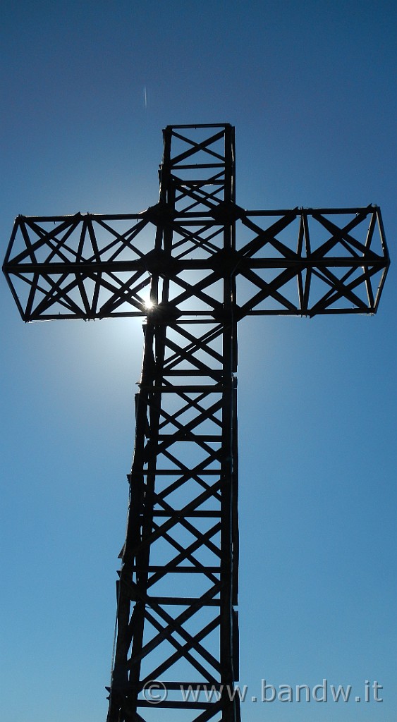 DSCN8829.JPG - Dopo una serie di ripidissime salite, siamo arrivati finalmente in cima a Monte Rosa presso l'omonima Croce di Ferro (alta 13 metri e pesante 35 quintali)